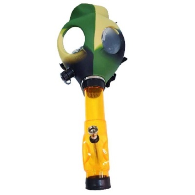 Máscara de gás camuflada com tubo amarelo