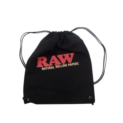 Mochila preta com texto RAW NATURAL ROLLING PAPERS