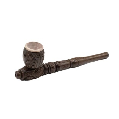 Cachimbo de madeira entalhada com padrão decorativo