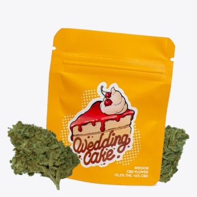 Pacote amarelo com desenho de bolo e texto Wedding Cake, com flores de cannabis ao lado