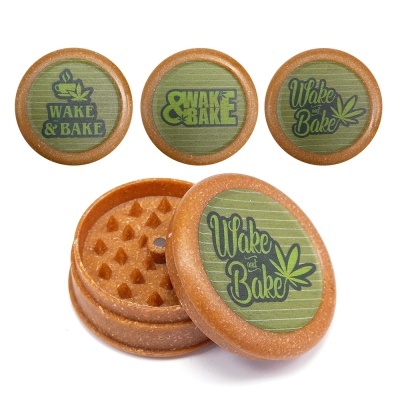 Triturador castanho com tampas verdes e texto Wake and Bake