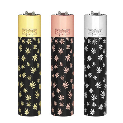 Três isqueiros Clipper com padrões de folhas em várias cores.