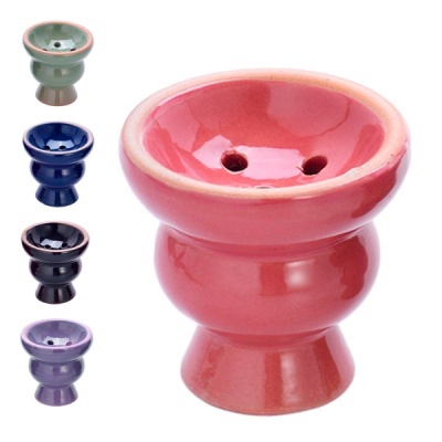 Conjunto de taças cerâmicas coloridas com orifícios