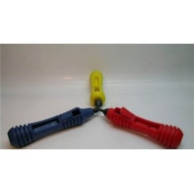 Três anzóis de puxar em plástico azul, vermelho e amarelo sobre superfície branca