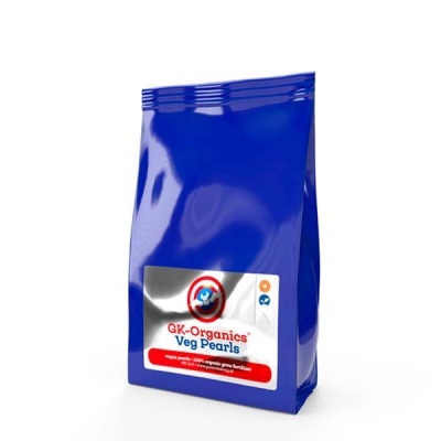 Saco azul com etiqueta branca e vermelho de fertilizante orgânico GK-Organics Veg Pearls