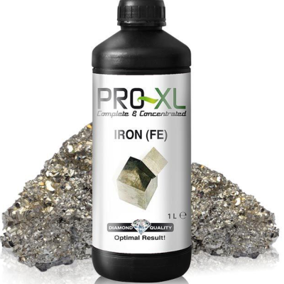 Frasco preto 1L com rótulo branco e texto PRO-XL IRON (FE) com cubos metálicos e minério ao fundo