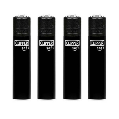 Quatro isqueiros pretos Clipper soft em linha sobre fundo branco.