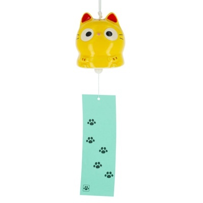 Sino decorativo amarelo em forma de gato com etiqueta verde