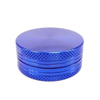 Triturador azul metálico redondo com padrão texturizado nas bordas
