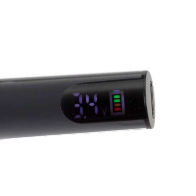 Dispositivo preto com ecrã digital mostrando voltagem e nível de bateria