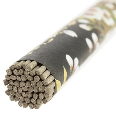 Incenso em pau com embalagem preta decorada com flores branca e verde