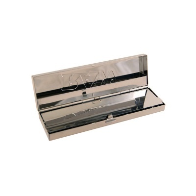 Estojo metálico prateado refletor retangular com tampa aberta e superfície espelhada