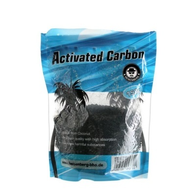 Pacote de carvão ativado em embalagem azul e branca transparente com texto e palmeiras pretas