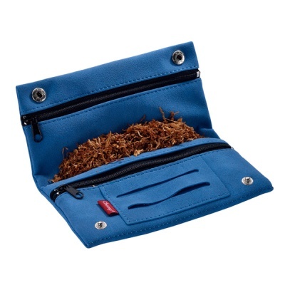 Bolsa azul com fechos pretos e fumo solto dentro