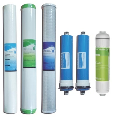 Seis filtros de purificação de água com etiquetas coloridas sobre fundo branco