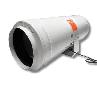 Ventoinha tubular metálica branca com etiqueta laranja e cabo preto.
