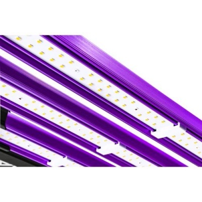 Luzes LED com estrutura roxa e painéis brancos com chips amarelos