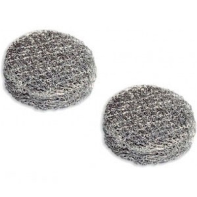 Dois esfregões redondos de aço inoxidável em fundo branco