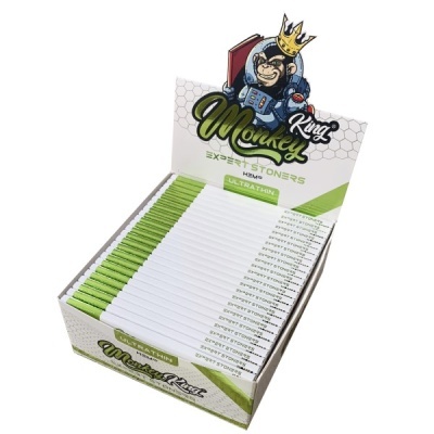 Caixa aberta com papelotes Monkey King Ultrathin, fundo branco e verde com macaco astronauta com coroa.
