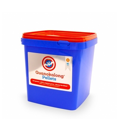 Recipiente azul com tampa vermelha e rótulo branco com texto Guanokalong Pellets