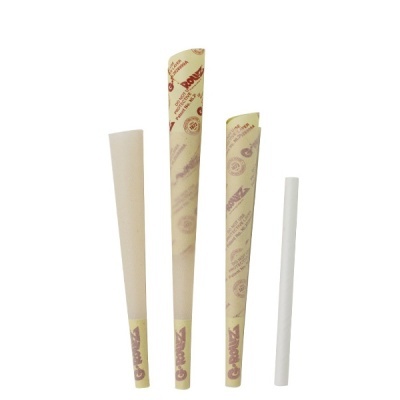 Cones de papel com e sem impressão dispostos verticalmente