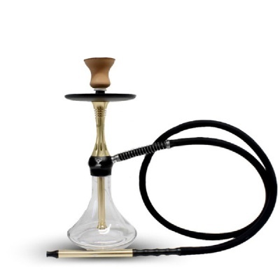 Narguilé com base de vidro e corpo dourado, mangueira preta
