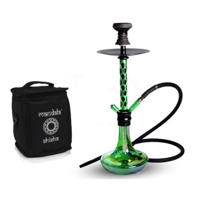 Cachimbo de água verde com bolsa preta ao lado