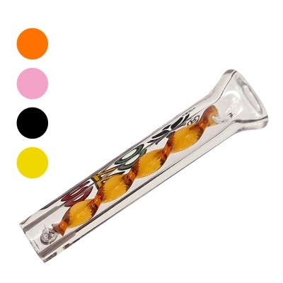 Amolador de lápis transparente decorado com ranhuras amarelas.