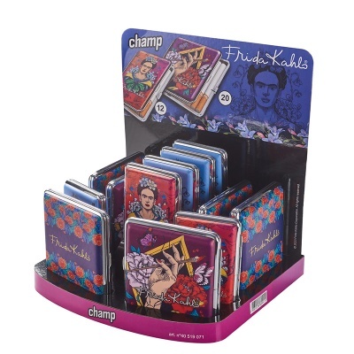 Caixas metálicas decorativas com estampas de Frida Kahlo em expositor