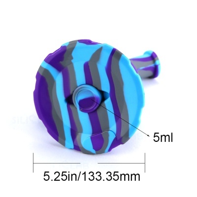 Tubo de silicone com riscas azuis, cinzentas e roxas com marcações 5ml e 5.25in/133.35mm
