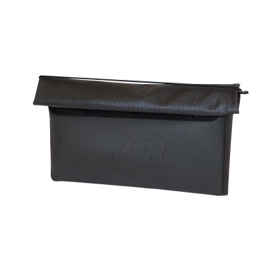 Bolsa preta de material sintético com fecho superior