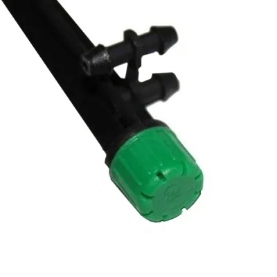Extremidade de tubo plástico preto com tampa verde e acessórios pretos.