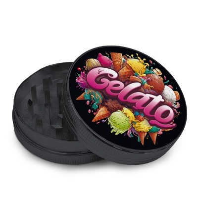 Triturador preto com tampa decorada com ilustração colorida de gelados e texto GELATO.