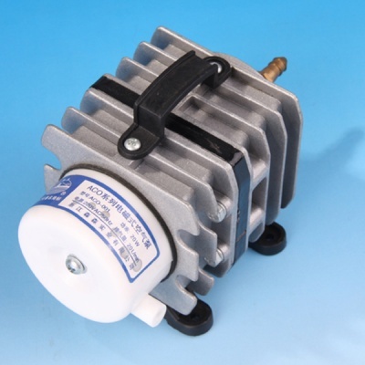 Bomba de água elétrica compacta com corpo metálico cinzento e etiqueta em chinês