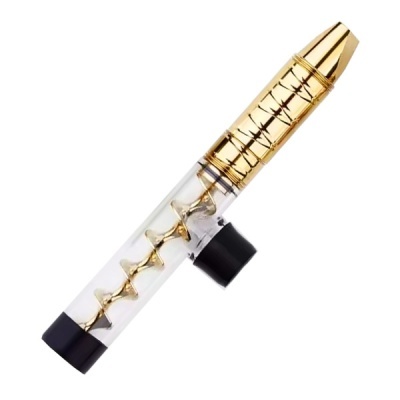 Tubo transparente com hélice dourada e tampas pretas.