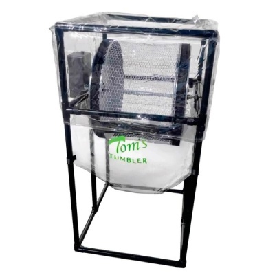 Máquina de Tumble Toms Tumbler com estrutura metálica preta e proteção transparente