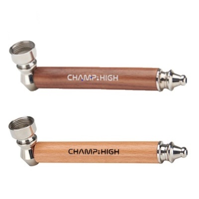 Dois cachimbos de madeira com detalhes metálicos e texto CHAMP:HIGH