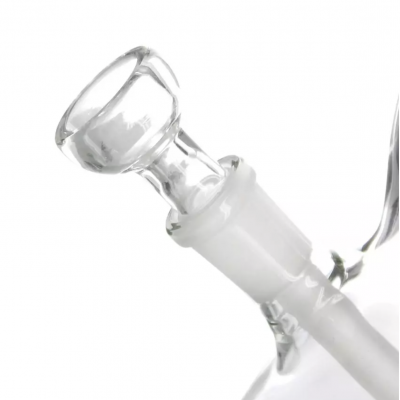 Cachimbo de água de vidro transparente com fundo branco.