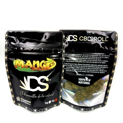 Duas embalagens plásticas pretas com fecho zip contendo produto vegetal seco, com texto e gráficos coloridos das marcas Mango DS e CBDSROLL