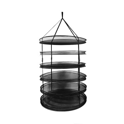 Secador em rede preta com cinco prateleiras suspensas para secar alimentos
