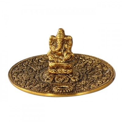 Estátua dourada de Ganesha sobre base redonda ornamentada