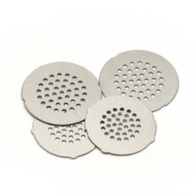 Quatro discos metálicos redondos com orifícios perfurados