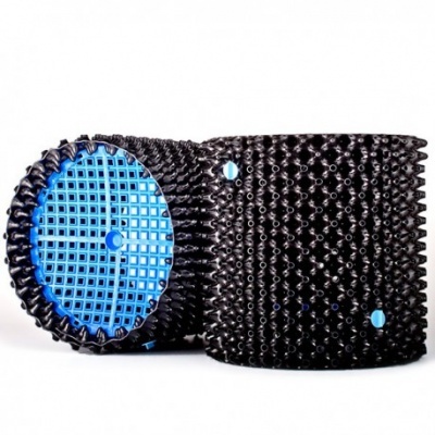 Vasos para plantas pretos e azuis em plástico com textura perfurada