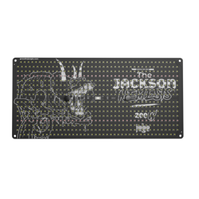 Painel preto com desenho de cabeça de animal e texto 'The JACKSON NEW MAGS 200W high'