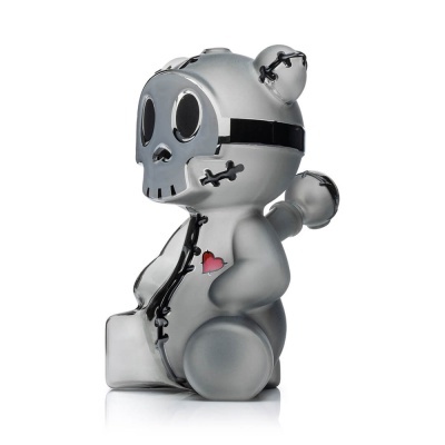 Figura de urso cinzento translúcido com detalhes em preto e coração vermelho no peito.