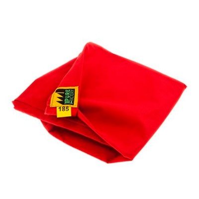 Pano vermelho dobrado com etiqueta amarela e verde