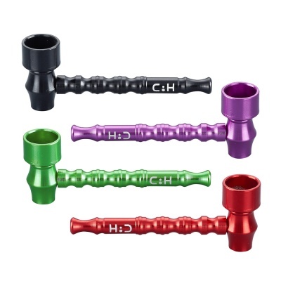 Quatro cachimbos metálicos coloridos em preto, roxo, verde e vermelho com texto