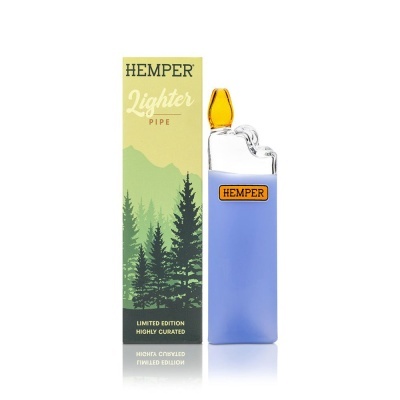 Isqueiro pipe azul HEMPER ao lado da caixa com design de pinheiros
