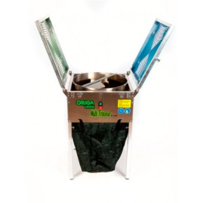 Máquina metálica com tampas verdes e azuis, saco preto pendurado, fundo branco