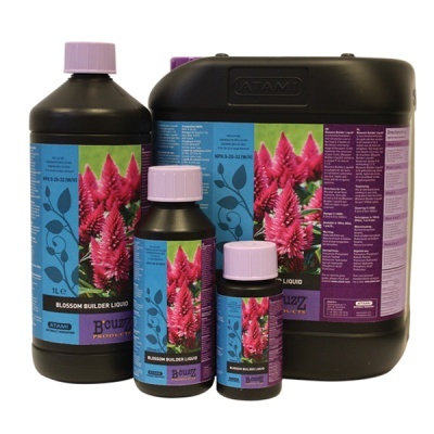quatro garrafas de fertilizante líquido Blossom Builder Liquid com rótulos azuis e lilases e flores cor-de-rosa